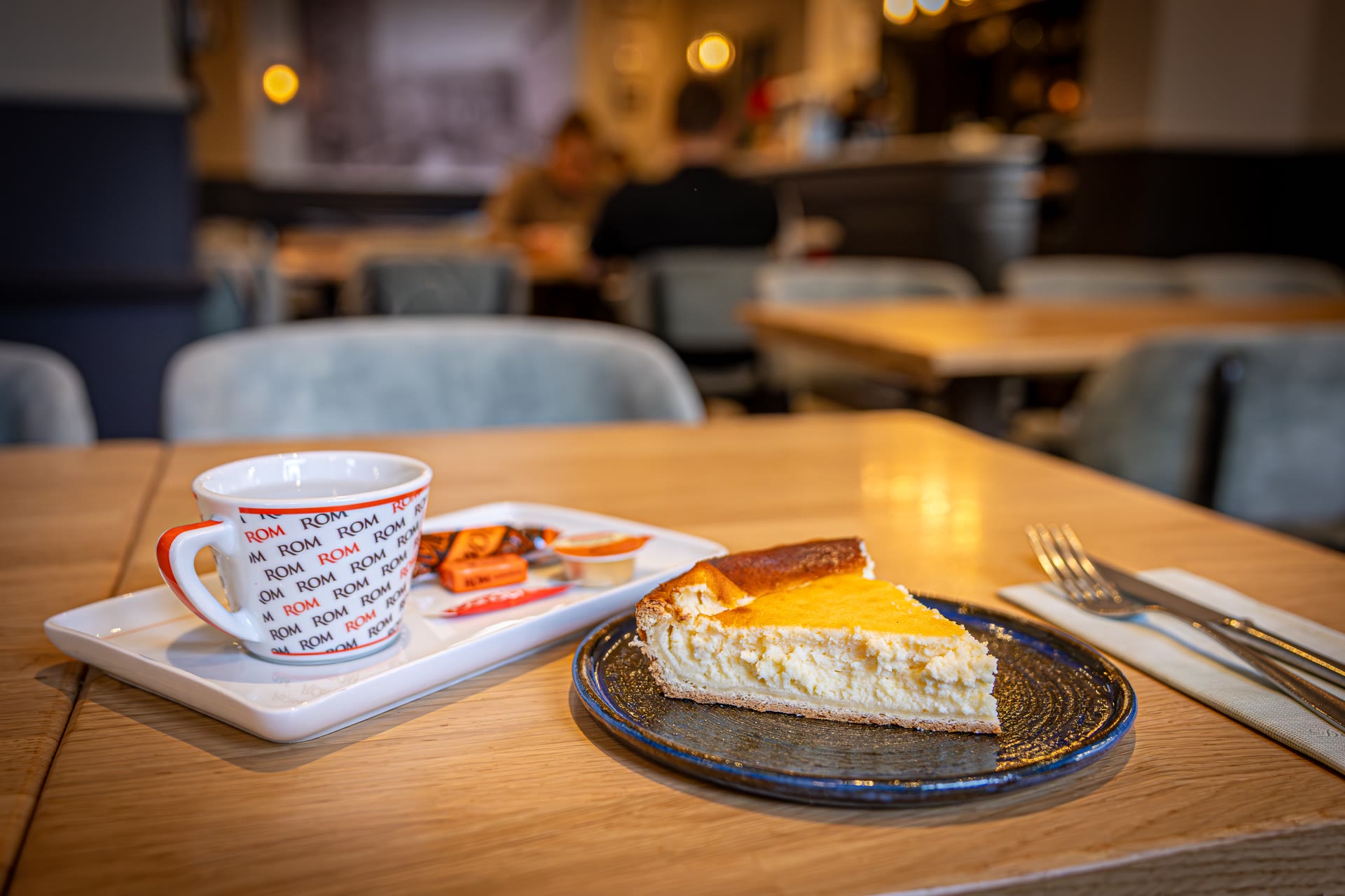 Koffie en dessert aan tafel